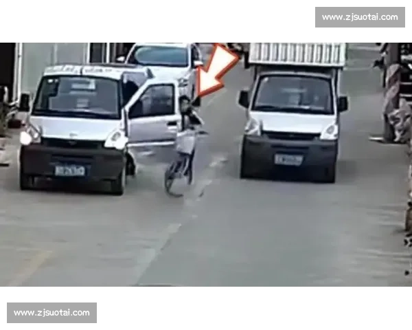 网友直击开门杀惨剧:防御性骑行是保命关键 网友直击开门杀惨剧:防御性骑行是保命关键